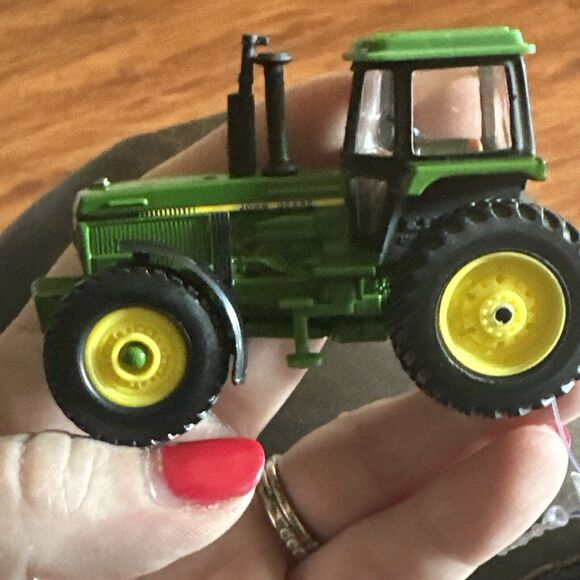 John Deere, Ertl, Farm Toy Tractor 46574 Agriculture Enclosed Window Cab 4WD - Picture 15 of 15